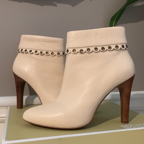 Michae Kors Woman’s Roadie Cream Bootie Size 7 - Picture 5 of 14